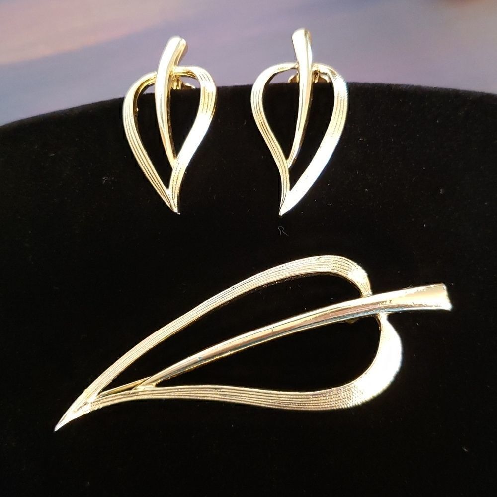 Vintage Signed Sarah Coventry Goldtone Leaf Brooch and Clip Earrings Set